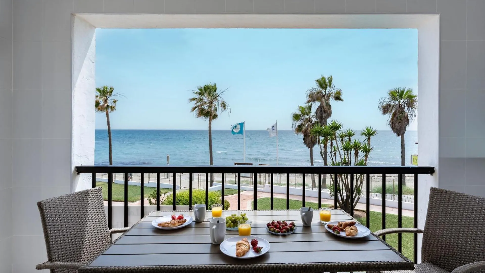 Dona Lola Micaela Beach Front Duplex 2 Bedroom Apartment - Open Sea And Beach Views Surrounded By Bars And Restaurants - Costa Del Sol - Cs199 Mijas España